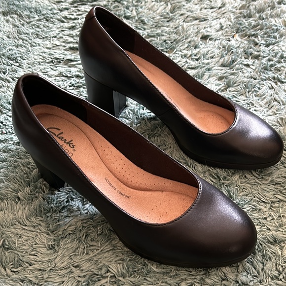 Clarks Bayla Skip Pump- new never worn black, size 8 wide - Picture 2 of 8